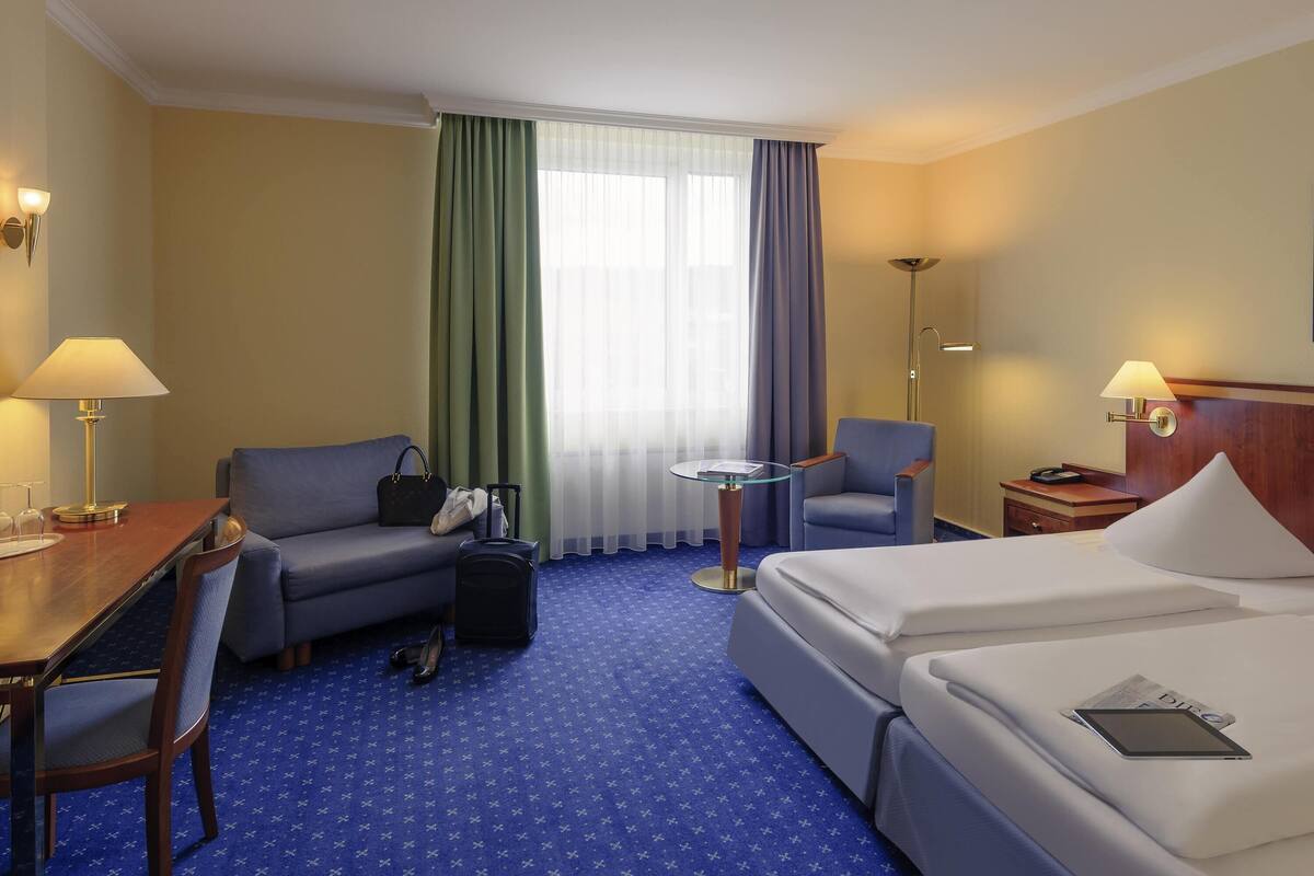 Habitación doble estándar, 1 cama matrimonial | Ropa de cama hipoalergénica y caja de seguridad en la habitación