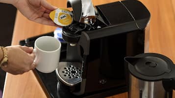 Una macchina del caffè eroga caffè in una tazza.