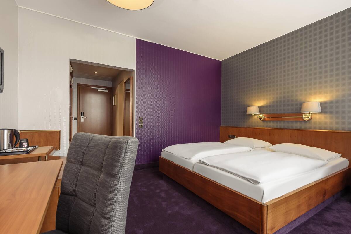 Chambre supĂ©rieure double, 1 lit double | Literie hypoallergĂ©nique, coffre-fort, bureau, rideaux dâobscurcissement