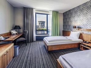 Ropa de cama hipoalergénica y caja de seguridad en la habitación