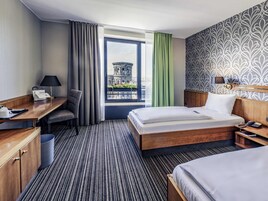 Habitación superior, 2 camas individuales | Ropa de cama hipoalergénica, caja fuerte, escritorio y cortinas opacas