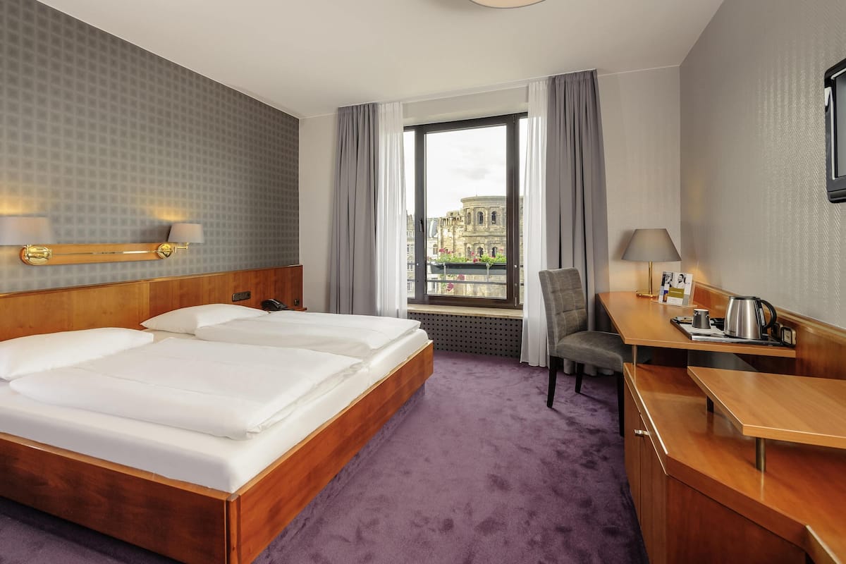 Phòng đôi Superior, 1 giường đôi | Bộ đồ giường kháng dị ứng, két bảo mật tại phòng, bàn, màn/rèm cản sáng