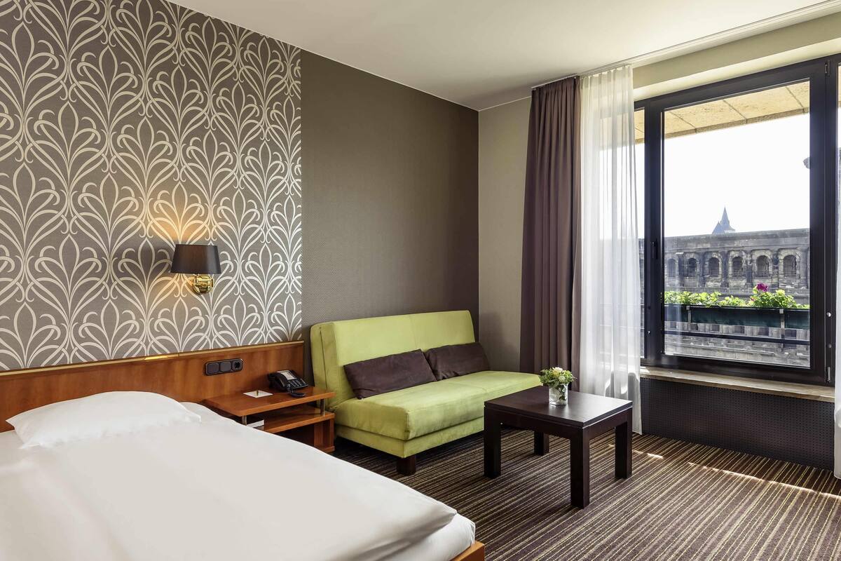 privilege, double room, 1 double bed with sofa bed | hypo-allergenic bedding, in-room safe, desk, blackout curtains