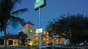 Exterior - La Quinta Inn by Wyndham West Palm Beach - Florida Turnpike (West Palm Beach)