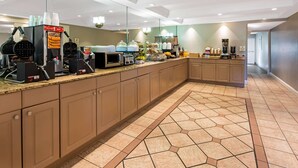 Breakfast area - La Quinta Inn by Wyndham West Palm Beach - Florida Turnpike (West Palm Beach)
