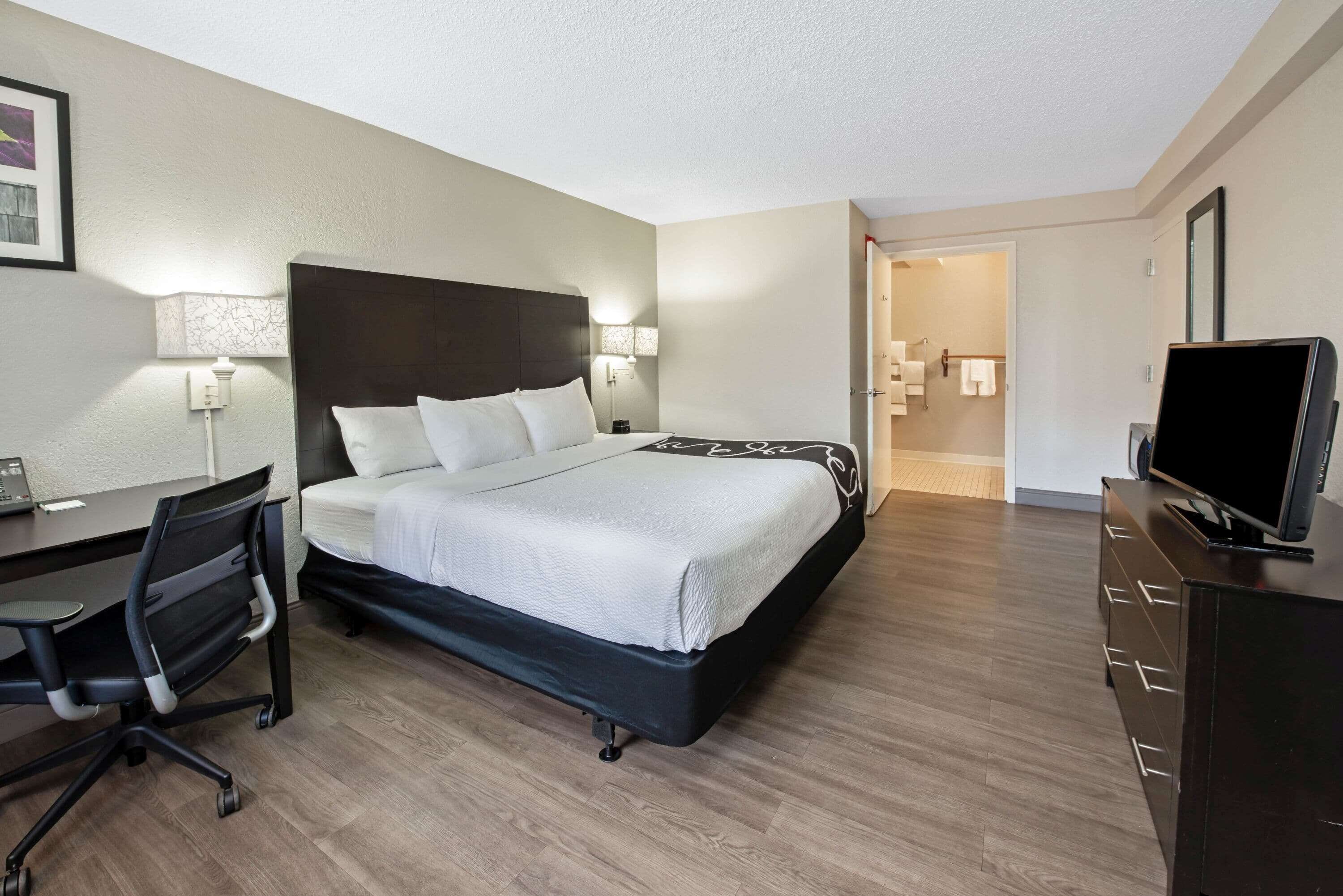 أغطية فراش متميزة وألحفة محشوة بالريش ومكتب ومساحة عمل للكمبيوتر المحمول