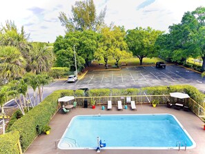 Una piscina al aire libre (de 08:00 a 20:00), sombrillas, tumbonas