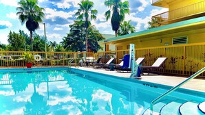Outdoor pool - La Quinta Inn by Wyndham West Palm Beach - Florida Turnpike (West Palm Beach)