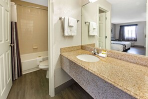 Bañera con ducha, artículos de tocador gratuitos, secador de pelo