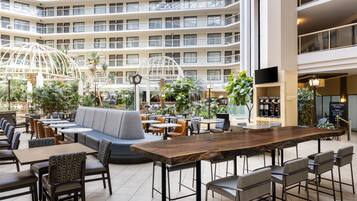 Café da manhã completo grátis todos os dias