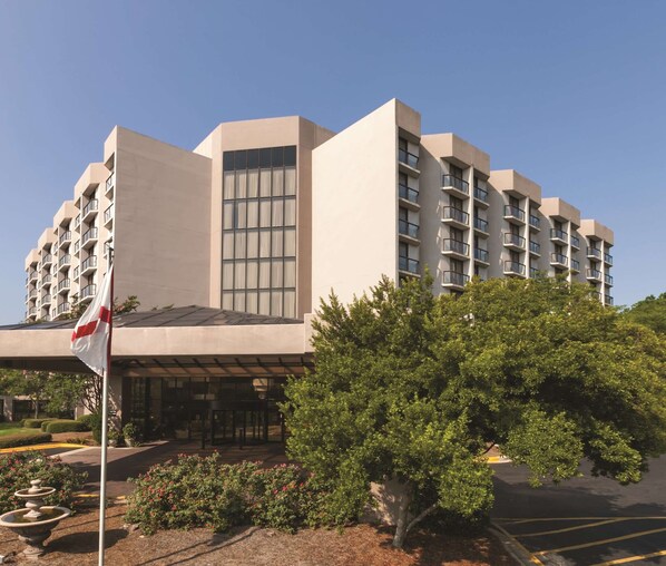 A modern hotel with a flat facade, large windows, and a flagpole. - Embassy Suites Hotel Birmingham (Birmingham)