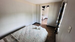 Habitación estándar, 2 camas de matrimonio, no fumadores | 1 dormitorio, escritorio, wifi gratis y ropa de cama