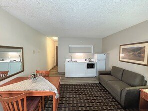 Een bureau, verduisterende gordijnen, een strijkplank/strijkijzer