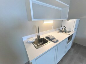 Schreibtisch, Verdunkelungsvorhänge, Bügeleisen/Bügelbrett