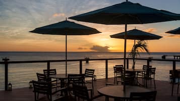 Caribbean cuisine, alfresco dining 