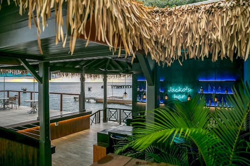 3 bars/lounges, poolside bar