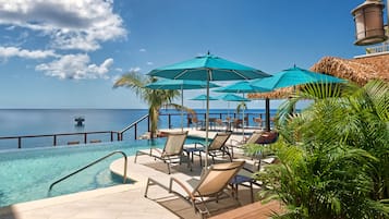 Piscine extérieure, parasols de plage, chaises longues