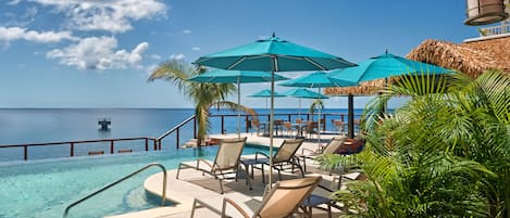 Piscine extérieure, parasols de plage, chaises longues