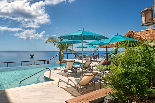 Piscine extérieure, parasols, chaises longues