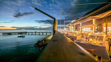 Cocina caribeña, restaurante con mesas al aire libre
