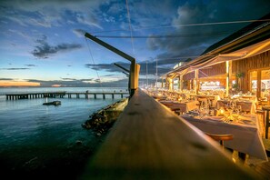 Cocina caribeña con mesas al aire libre 