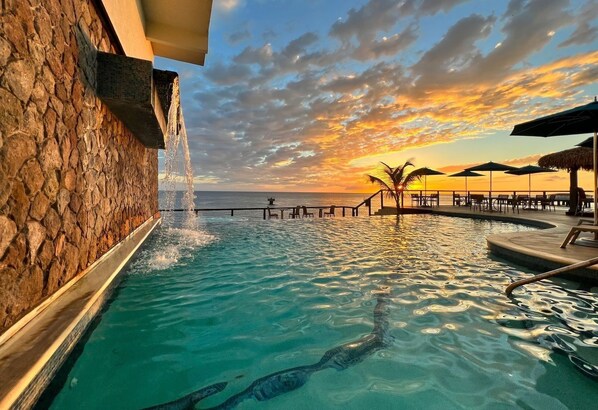 Piscina externa, guarda-sóis, espreguiçadeiras
