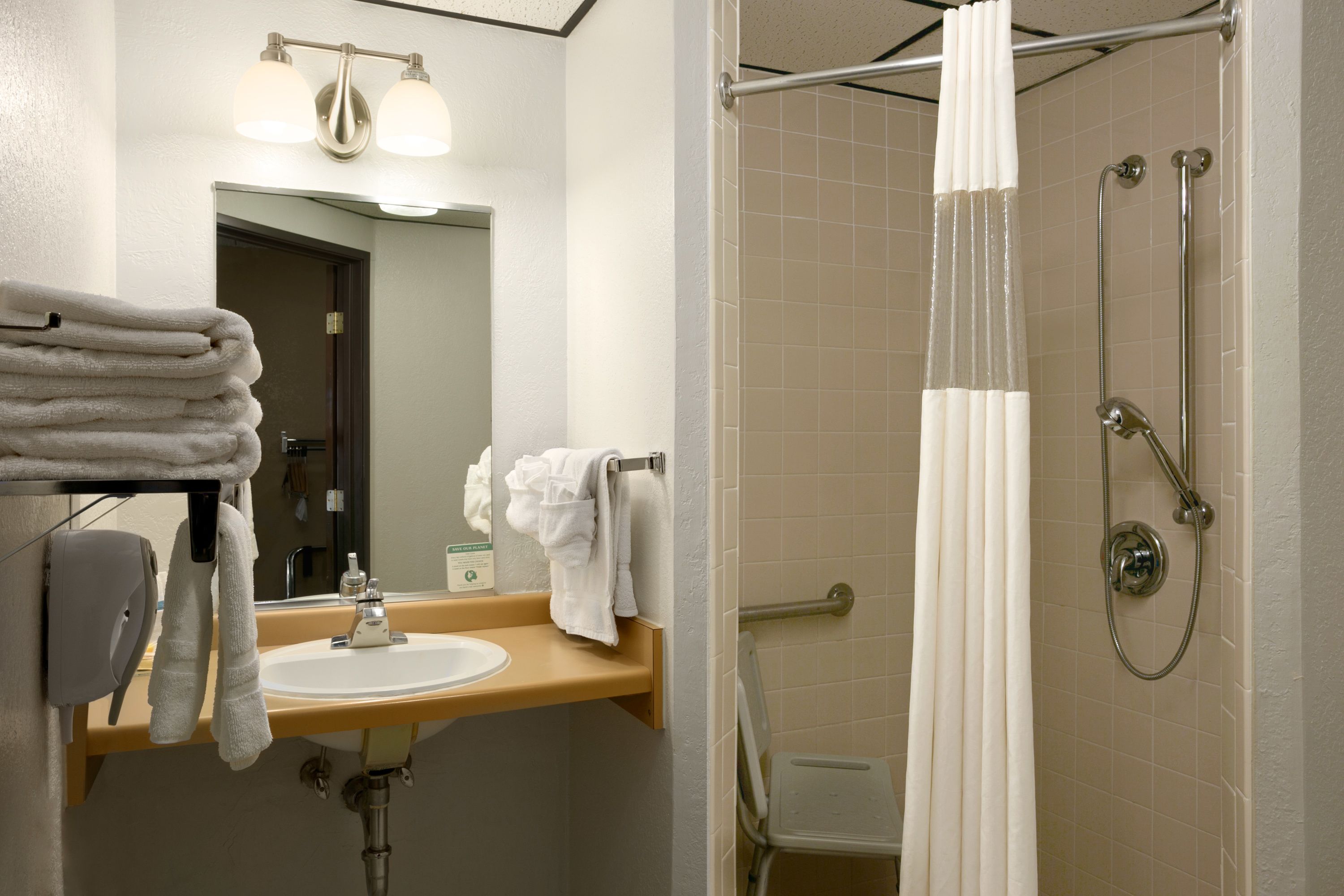 Deluxe Studio Suite, 1 King Bed, Non Smoking | Bathroom | Free toiletries, hair dryer, towels