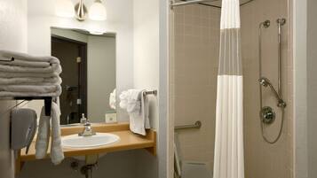 Deluxe Studio Suite, 1 King Bed, Non Smoking | Bathroom | Free toiletries, hair dryer, towels