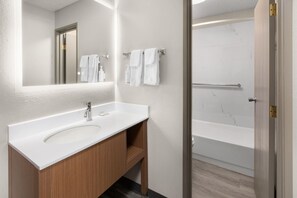 Bathroom - Days Inn by Wyndham Pierre (Pierre)
