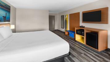 Business Studio Suite, 1 King Bed, Non Smoking | Individually furnished, desk, laptop workspace, blackout drapes