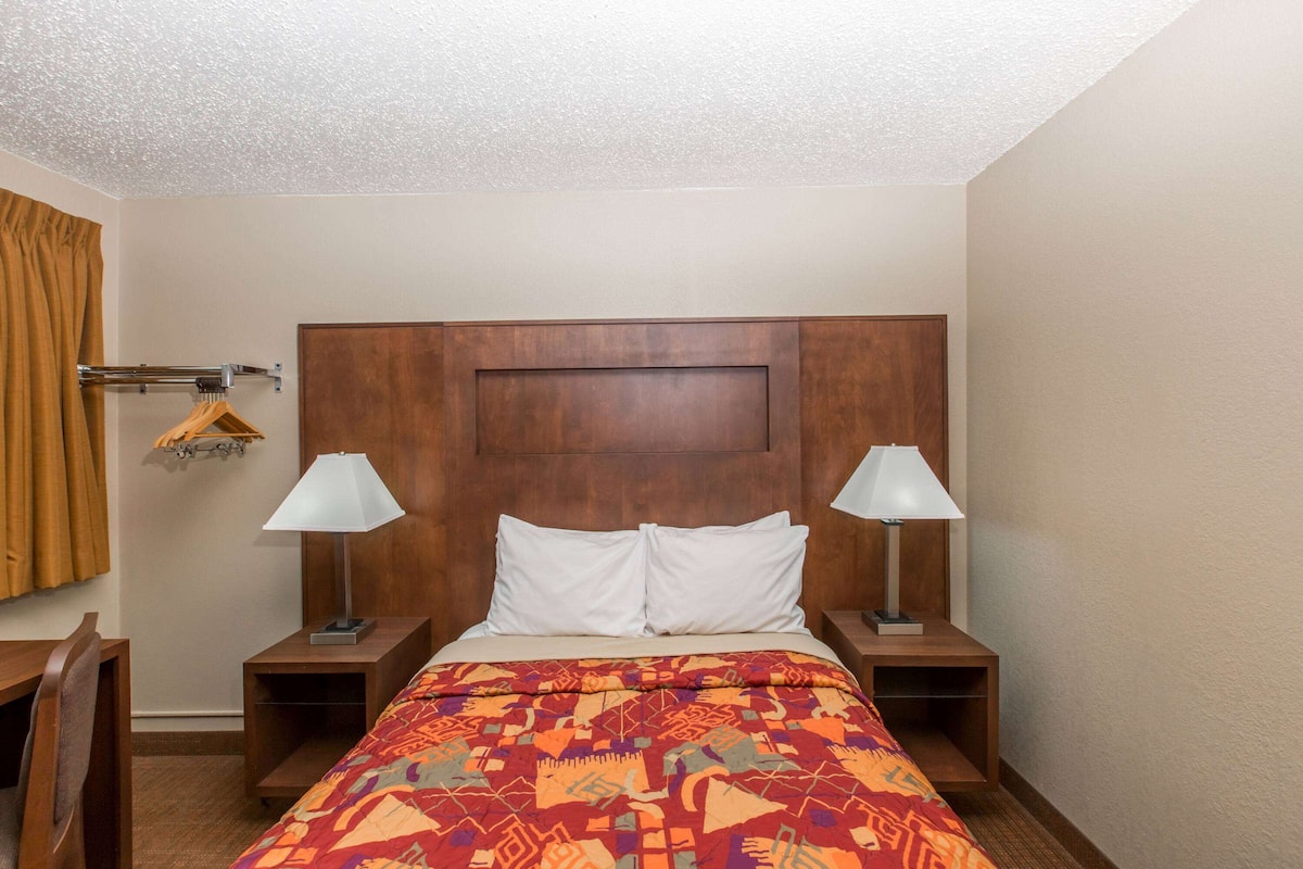 Room, 1 King Bed, Non Smoking | Individually furnished, desk, laptop workspace, blackout drapes