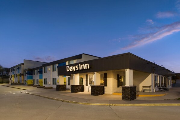 A Days Inn hotel with a modern design, featuring a flat roof and a prominent signage. - Days Inn by Wyndham Pierre (Pierre)