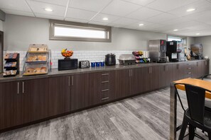 Café da manhã completo grátis todos os dias