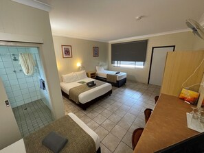 Habitación familiar | Baño | Regadera, amenidades de baño gratuitas, secadora de cabello, toallas 