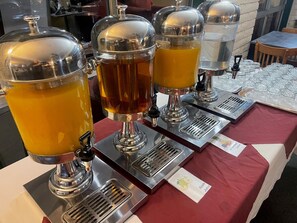 بوفيه فطور يوميًا بتكلفة قدرها (25 AUD للشخص)