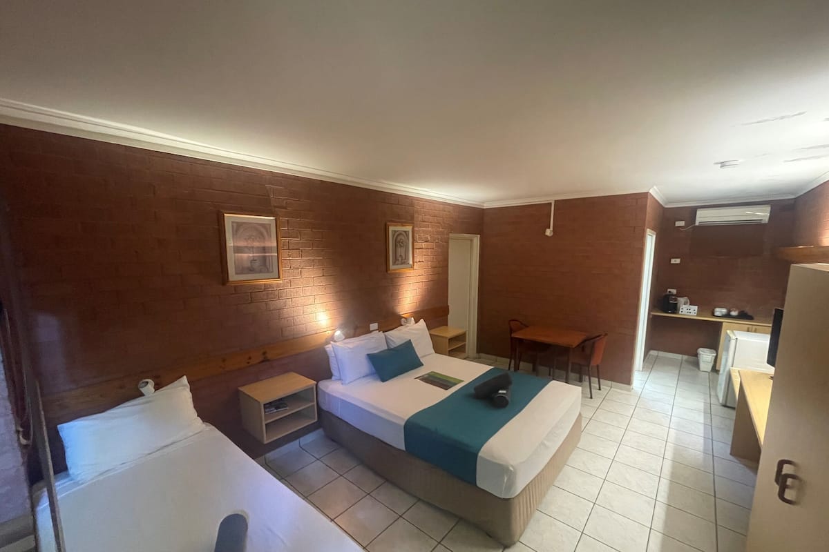 Estudio Deluxe, habitaciones conectadas | Caja de seguridad en la habitación, escritorio y insonorización