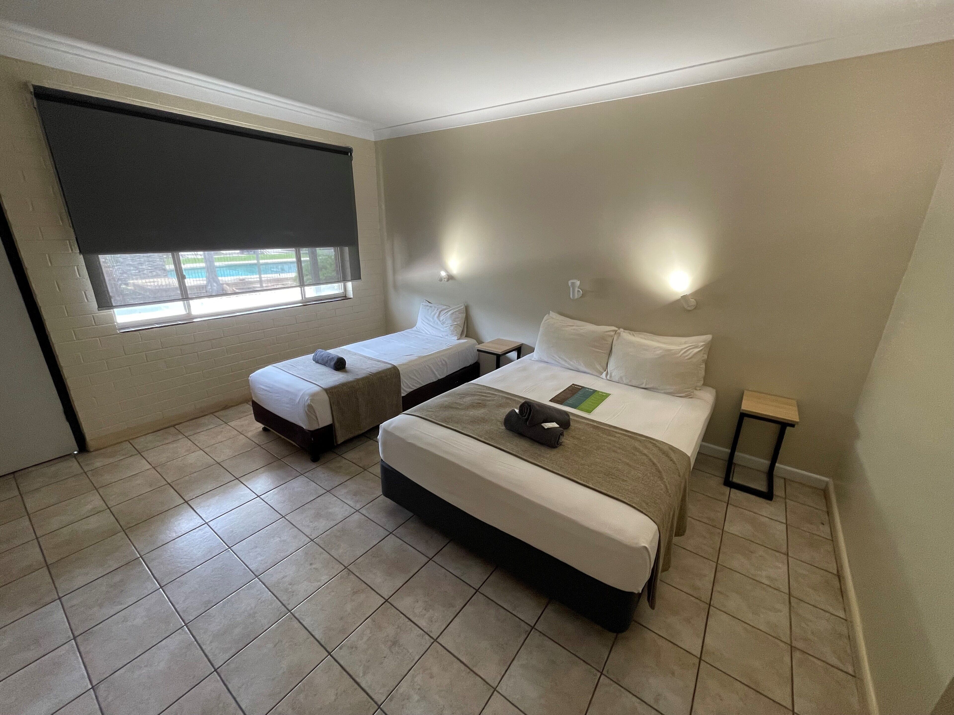 Dobbelt- eller tomannsrom | Safe på rommet, skrivebord, lydisolert og strykejern/-brett