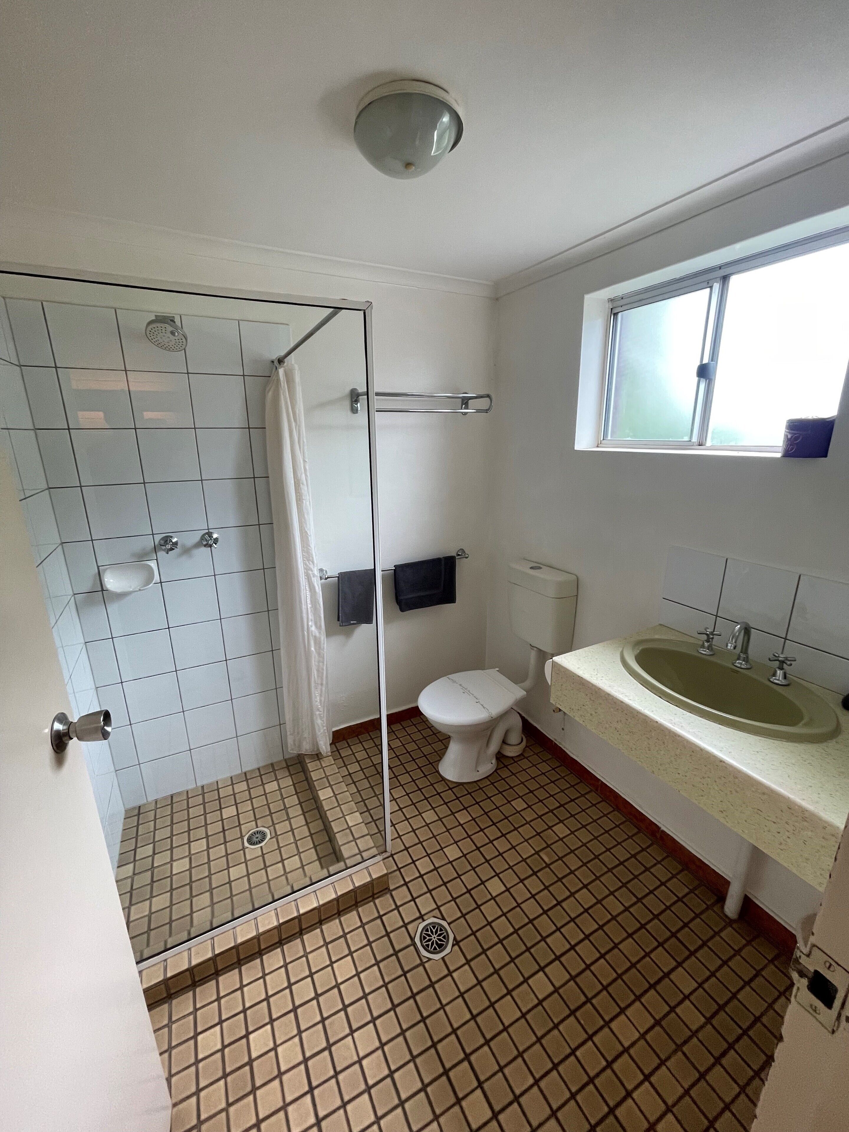Een douche, gratis toiletartikelen, een haardroger, handdoeken