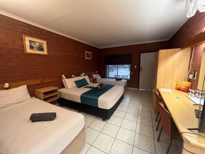 Estudio familiar, habitaciones conectadas | Caja de seguridad en la habitación, escritorio y insonorización 