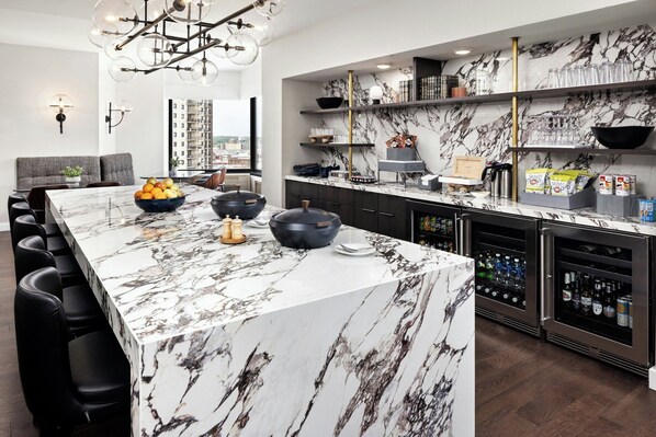 Junior suite, 1 tweepersoonsbed | Ontbijtruimte | Dagelijks à la carte ontbijt (toeslag)