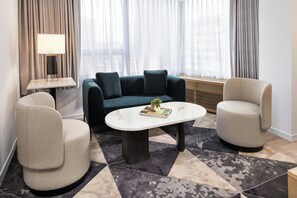 Suite – junior, 1 dobbeltseng | Oppholdsrom | En 40-tommers Flatskjerm-TV med kabel-kanaler samt smart-TV og Netflix