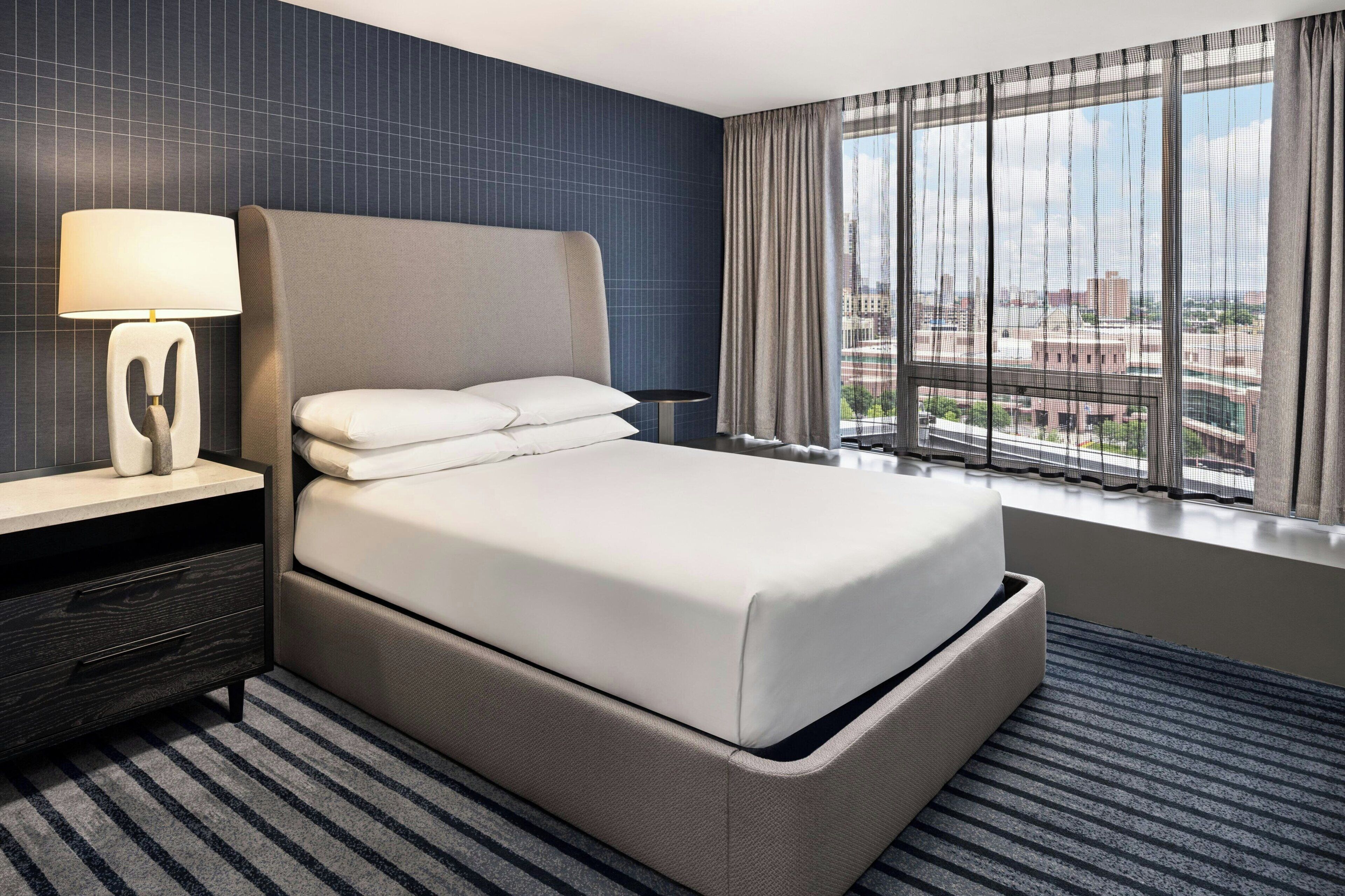 고급 침구, 객실 내 금고, 책상, 노트북 작업 공간