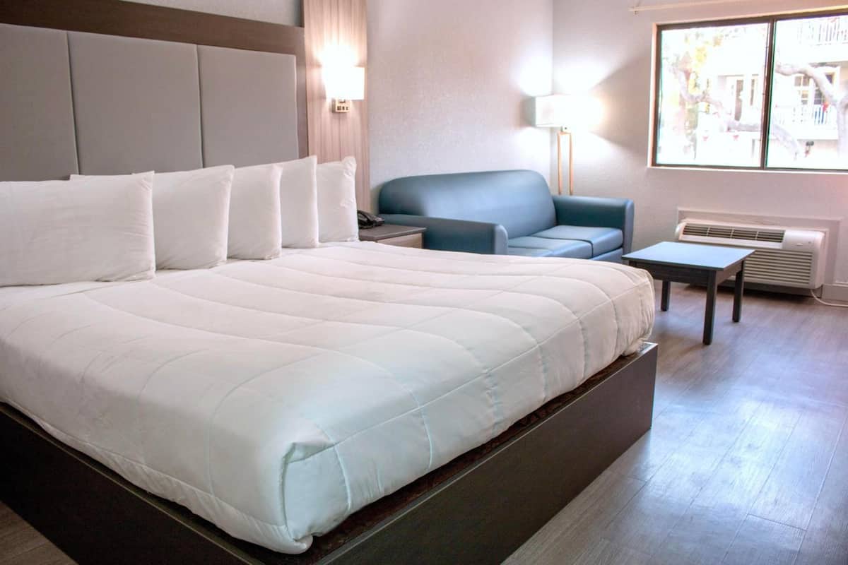 King room | In-room safe, desk, blackout drapes, soundproofing