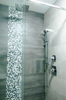 Shower, rainfall showerhead, free toiletries, hair dryer