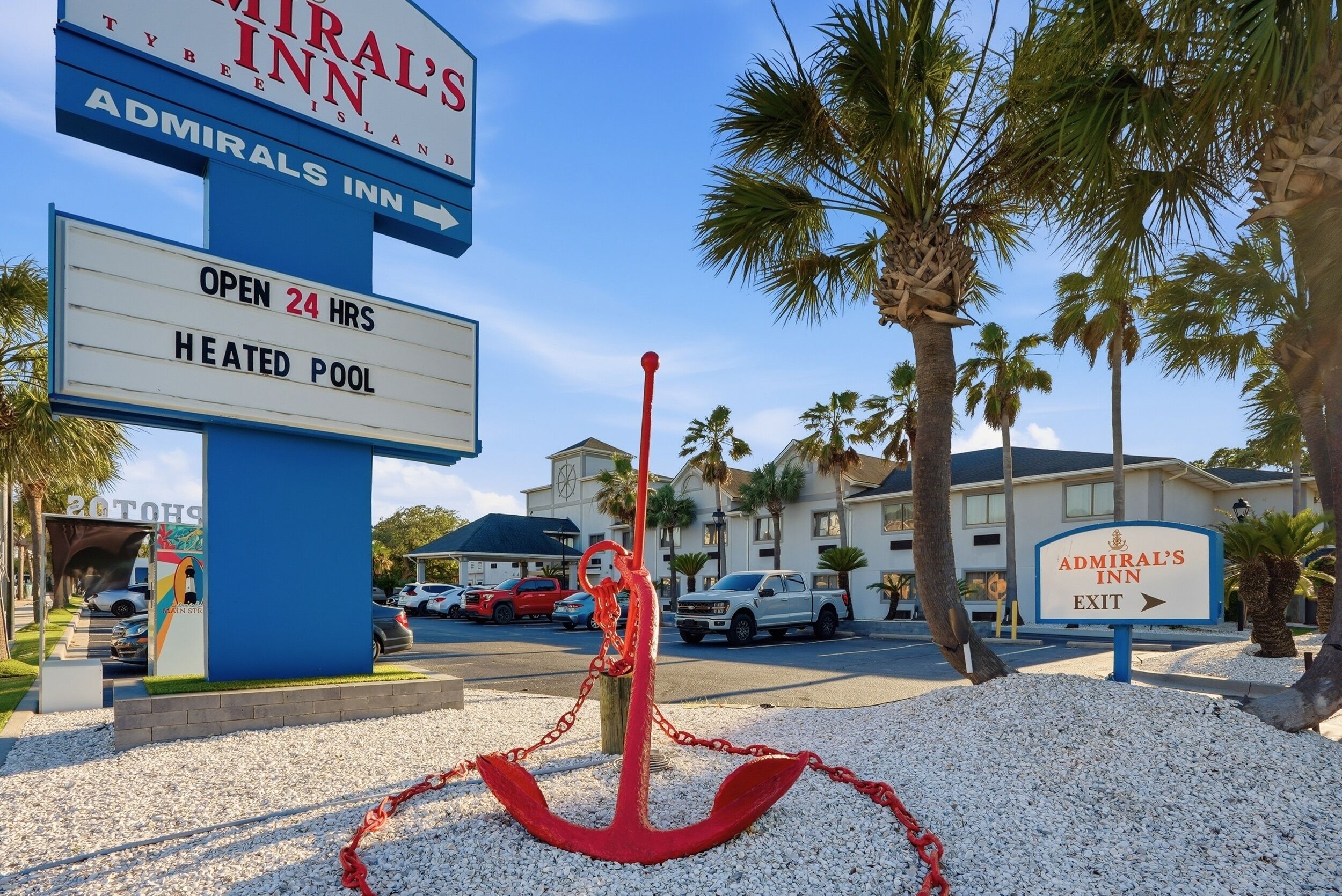 Señal de Admiral's Inn con servicios como piscina climatizada y atención las 24 horas.