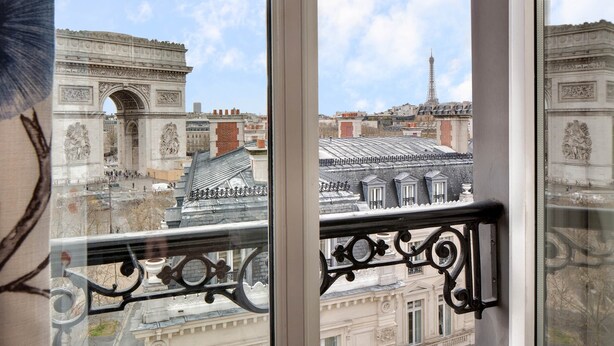 Vista desde una ventana con el Arco del Triunfo y la Torre Eiffel a la vista en París.