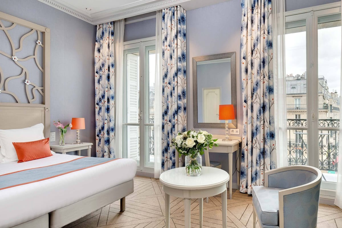 Habitación superior, balcón | Ropa de cama de alta calidad y minibar