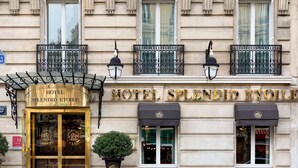 Exterior del Hotel Splendid Etoile, con una fachada clásica, balcones de hierro ornamentados y una entrada destacada con un letrero dorado.