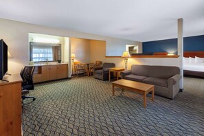 Desk, iron/ironing board, free cots/infant beds, free WiFi - Baymont by Wyndham St. Ignace Lakefront (St Ignace)
