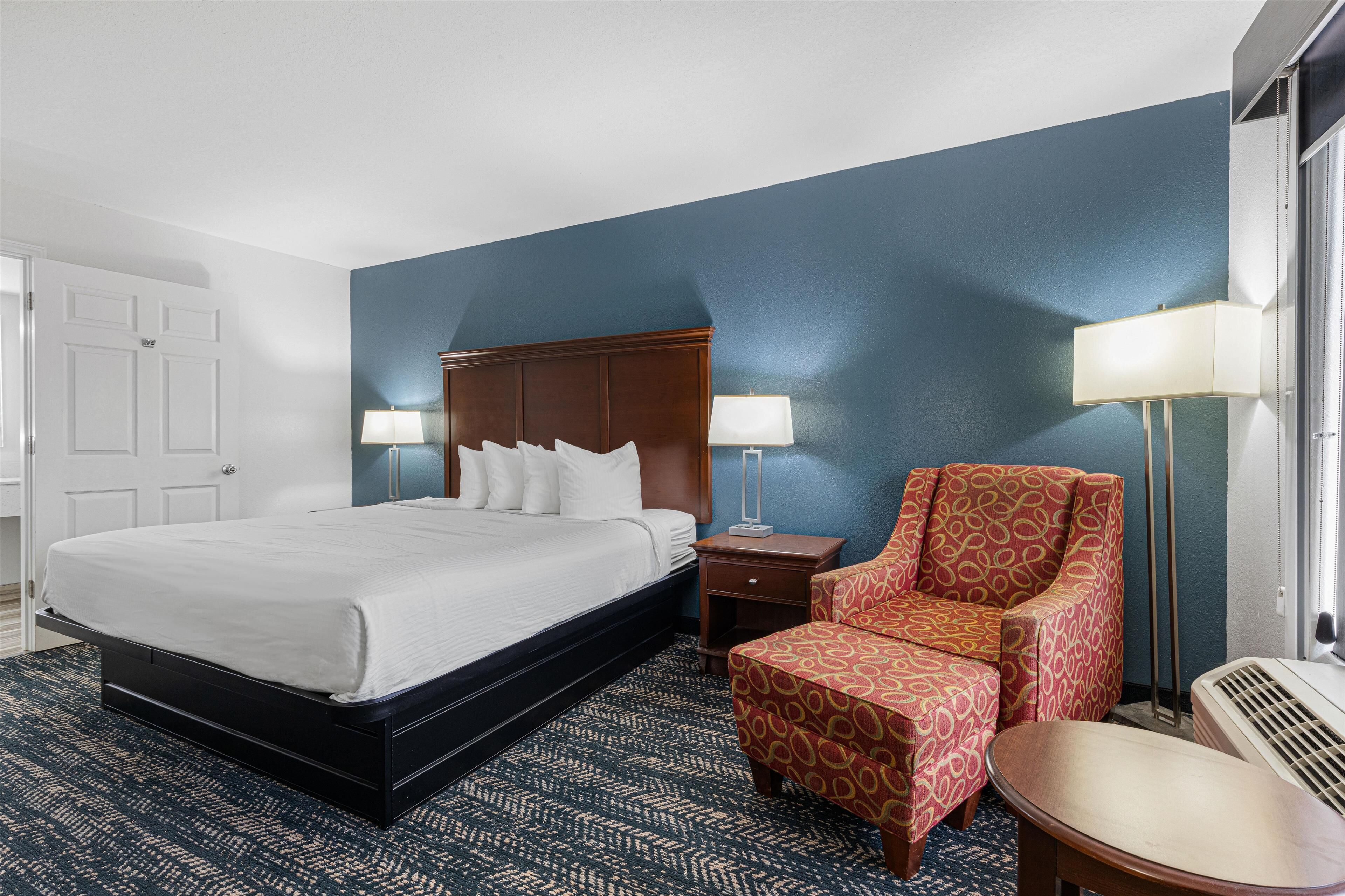 standard room, 1 king bed, accessible, refrigerator & microwave | iron/ironing board, free wifi, bed sheets